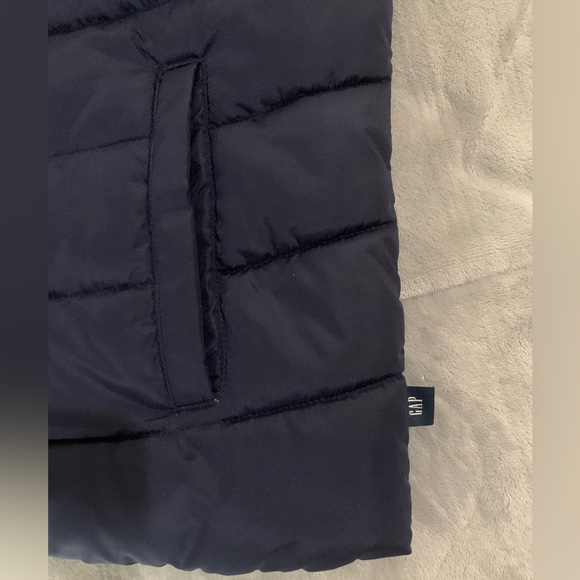 Navy Blue Gap waterproof vest - Picture 2 of 3